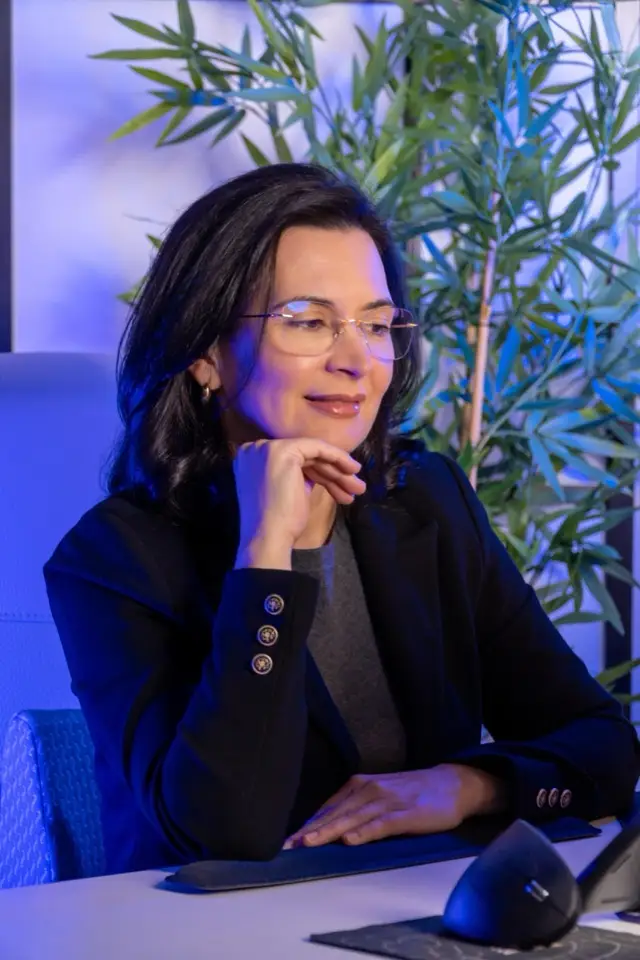 Detalhe da Dra. Josi Nardini em ambiente profissional